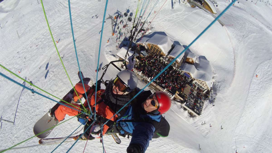 Paragliding-over-the-Courchevel-ski-area-Ski-Holiday-In-Courchevel