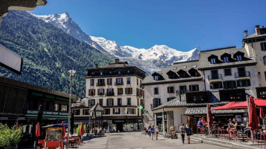 if-youre-an-expert-skier-or-traveling-with-a-party-of-varying-abilities-chamonix-is-the-place-to-go