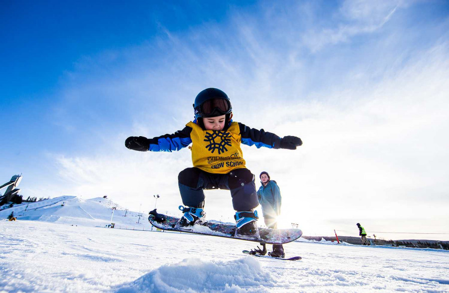 kid-enjoy-snowboarding